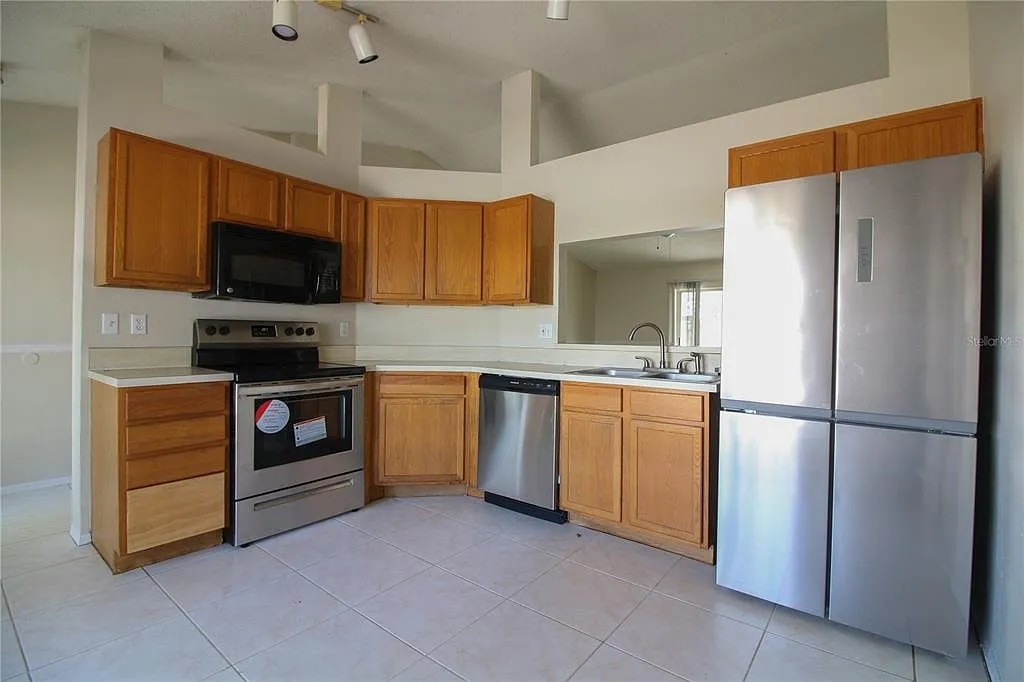 3 bed, 2.0 bath, 1252 sqft, $1,900 — Photo 4