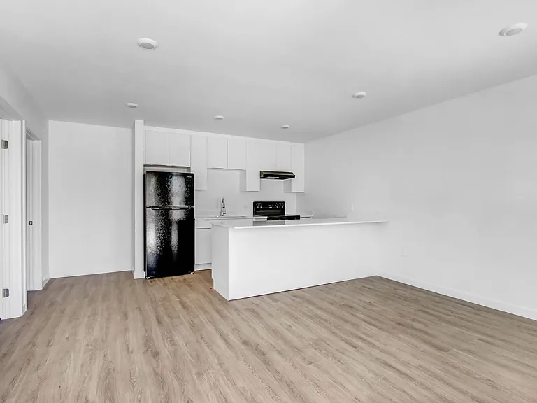 1212 E 3rd St — Photo 15
