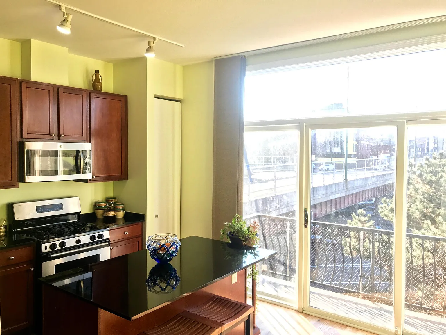 4 bed, 2450 sqft, $5,700 — Photo 4