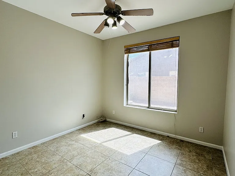 672 W Raven Dr — Photo 17