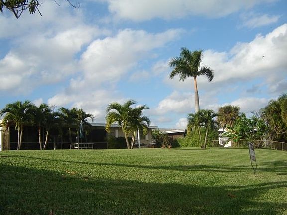 Back of house - huge back yard on oversize corner lot - perfect for outdoor barbeques.  Lots of room for a pool.
