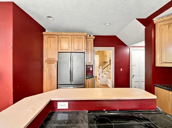 30 Myrtle Ave, Holyoke, MA 01040