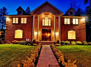33 Arbor Ln, Roslyn Heights, NY 11577