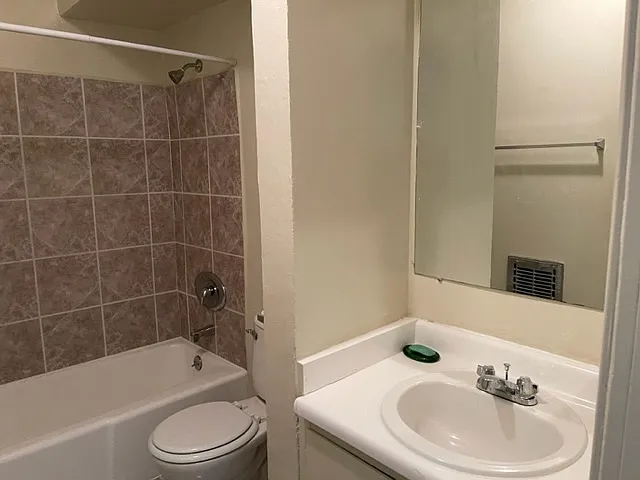 10340 Commerce Ave #4 — Photo 3