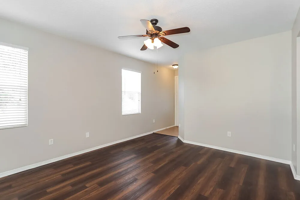 3 bed, 2.0 bath, 1296 sqft, $2,070 — Photo 4