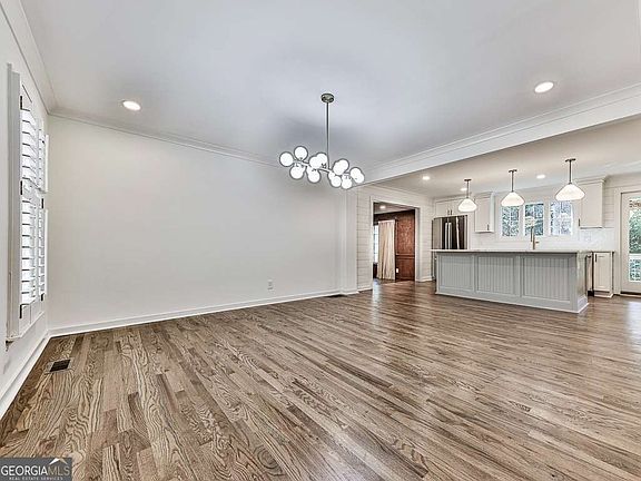 5th image of 633 Butterworth Rd
