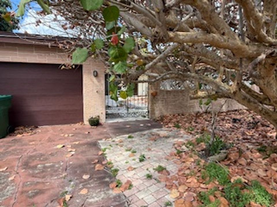 1st image of 1128 Pine Tree Dr