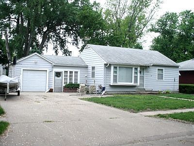 1st image of 216 E 31st St