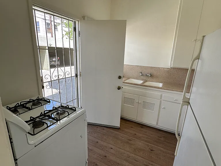1623 Hillhurst Ave — Photo 7