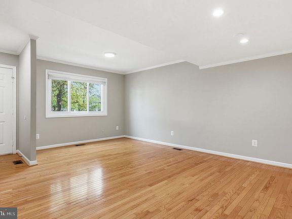 4th image of 614 Giles Pl