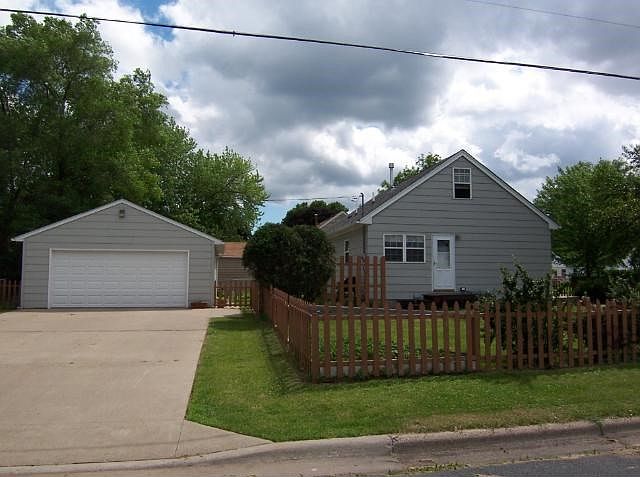Great home in a quiet area of Crystal..!!