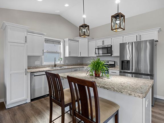 4th image of 639 Locust Ln