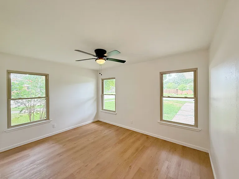 700 Dumont Dr — Photo 6