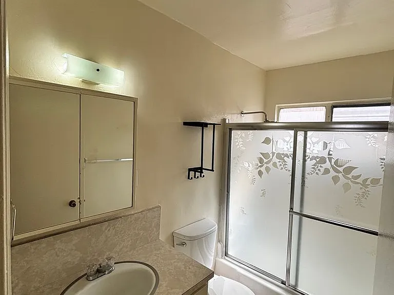 1540 N Laurel Ave — Photo 2