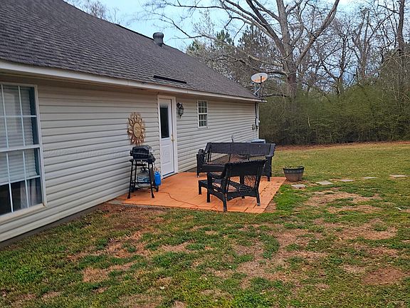 3rd image of 2094 Highland Rd