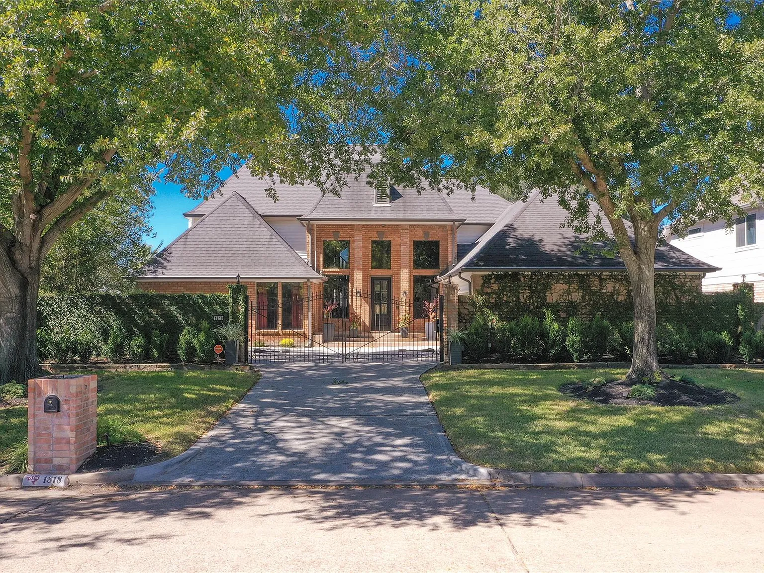 4 bed, 2.5 bath, 3682 sqft, $4,700 — Photo 2