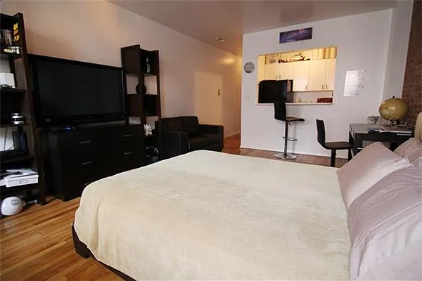 Sold by Maison International | media 8