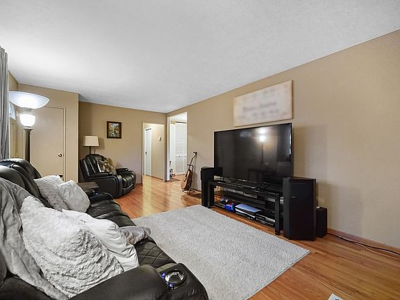 4th image of 900 Krings Ln