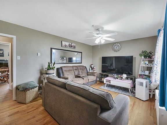 4th image of 11 S Poplar Cres