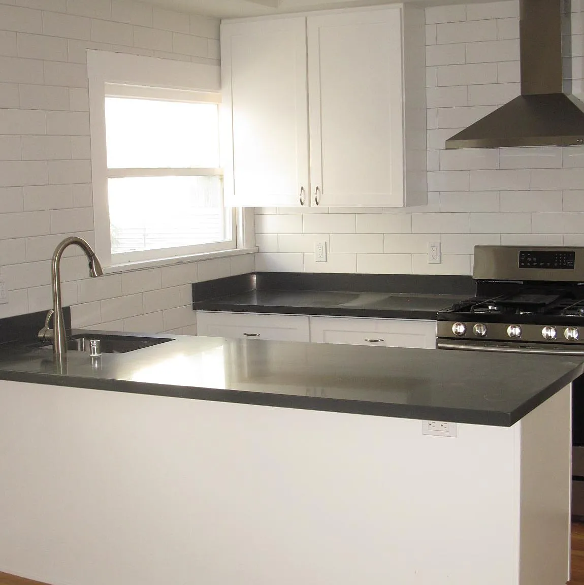 Super sunny top floor 1BR w/ chef's kitchen — Photo 2