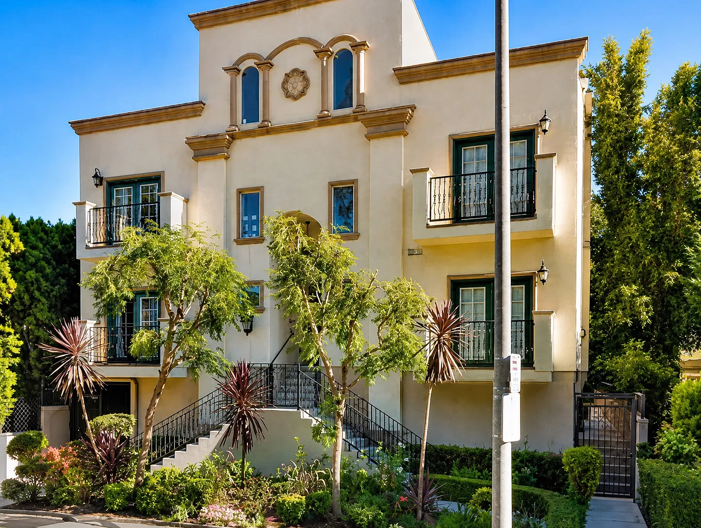2 bed, 2.5 bath, 1100 sqft, $3,500 — Photo 1