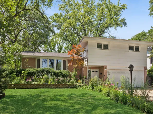 1512 Executive Ln, Glenview, IL 60026