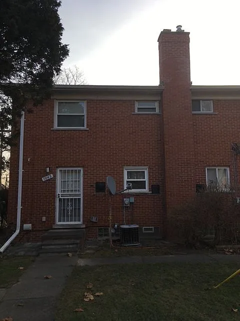 3 bed, 1.5 bath, 1152 sqft, $1,300 — Photo 4