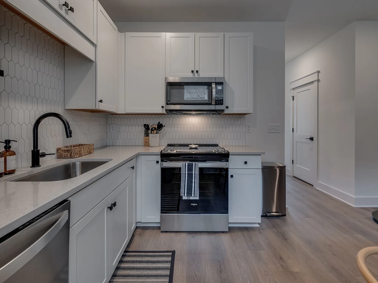 3 bed, 2.5 bath, 1288 sqft, $2,700 — Photo 2