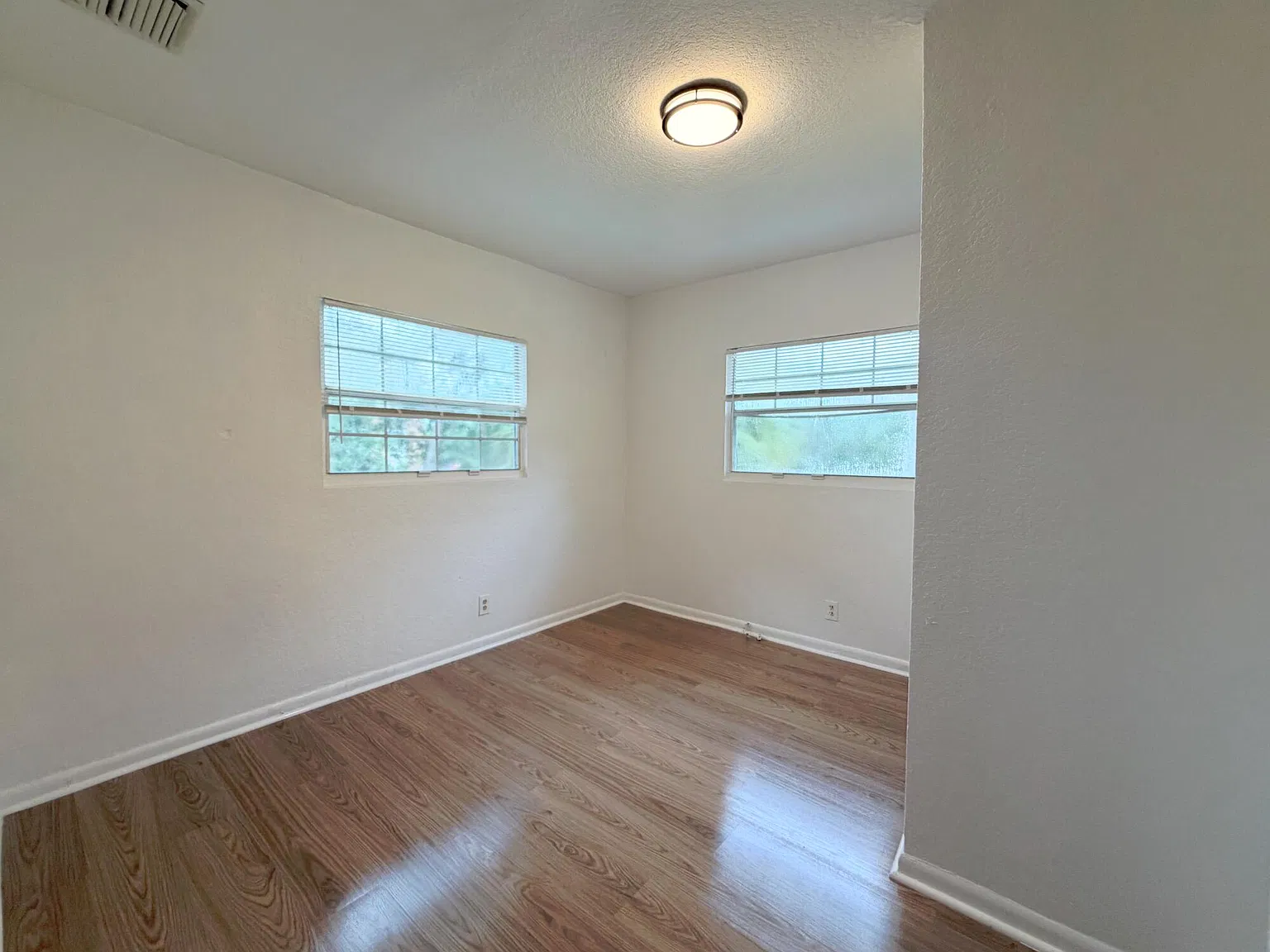 4 bed, 1.0 bath, 1231 sqft, $2,800 — Photo 3