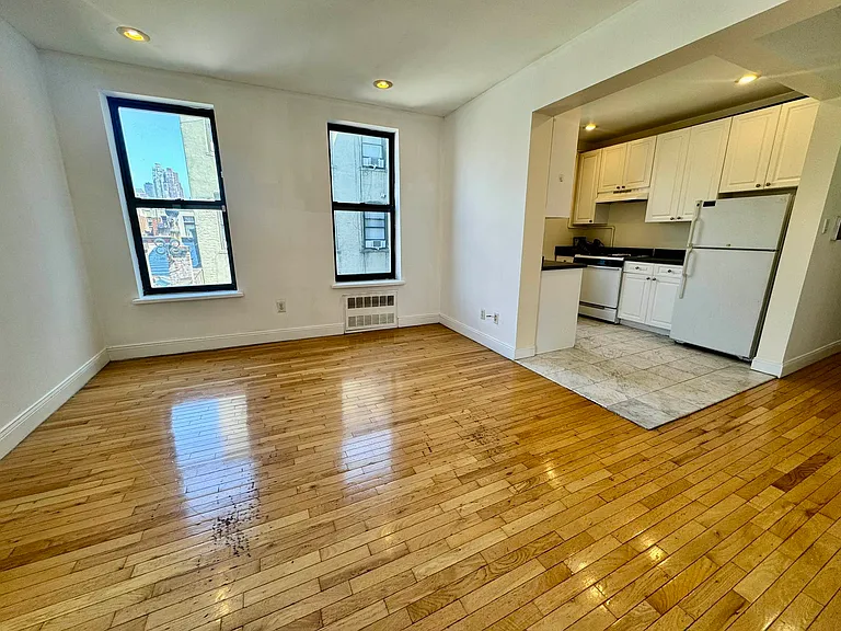 352 W 46th St #5C — Photo 3