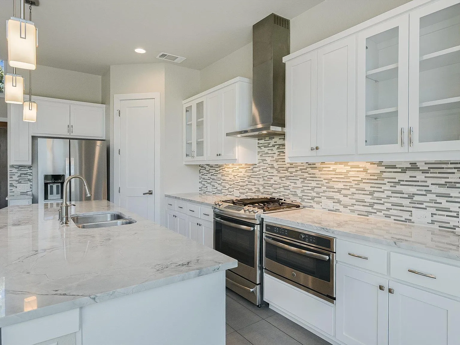 3 bed, 2.5 bath, 2307 sqft, $2,895 — Photo 4
