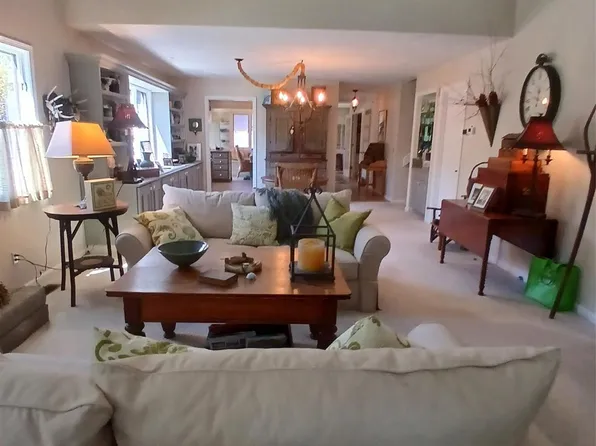 304 Red Oak Dr, Hendersonville, NC 28791
