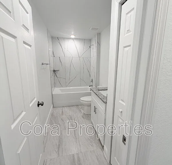 401 E Pearl St — Photo 5