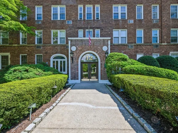 12 Hamilton Place #A-10, Garden City, NY 11530