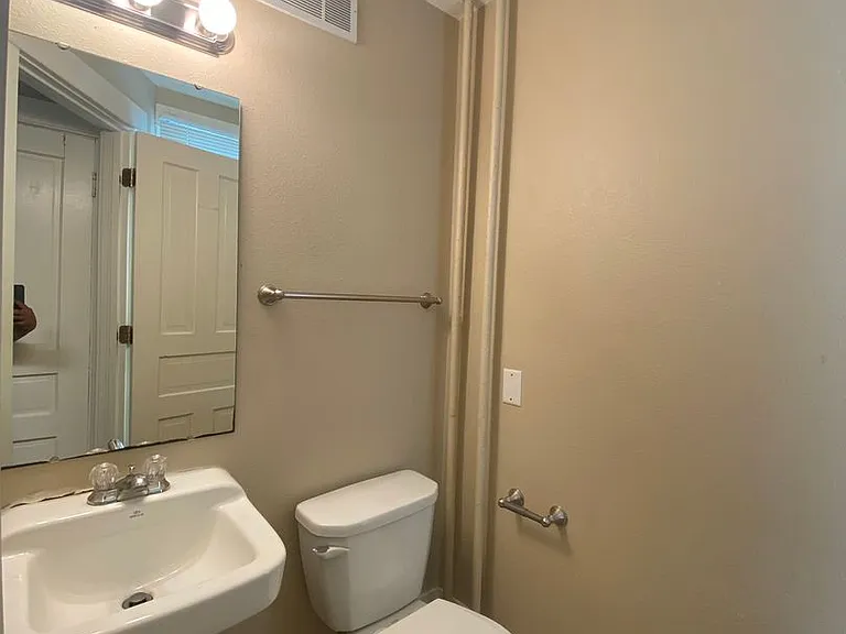 520 Church St — Photo 16