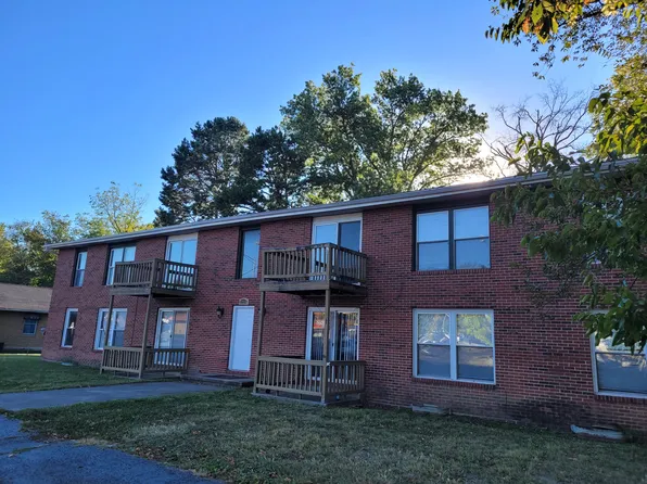 1215 N Main St #9, Benton, IL 62812