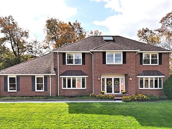 2nd image of 1501 Valley View Dr