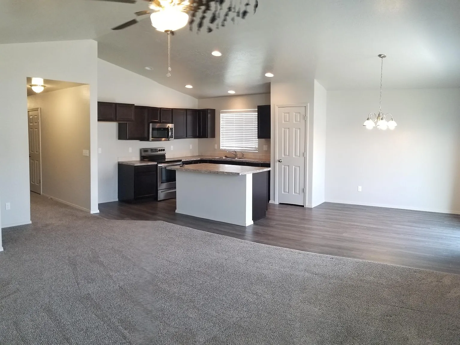 3 bed, 1699 sqft, $1,975 — Photo 2