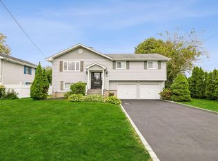 48 Lawrence Rd, Kings Park, NY 11754
