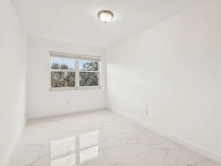 The Oaks Apartments — Photo 81