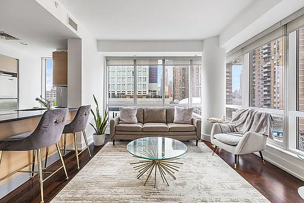 350 W 42nd St APT 5B photo 1