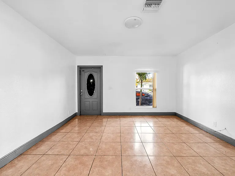 124 SW 10th Ave — Photo 4