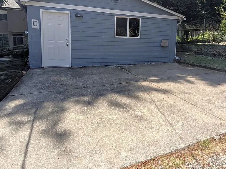 133 Marion Ave N — Photo 1