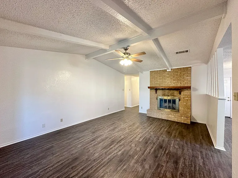 1501 Farhills Dr — Photo 6