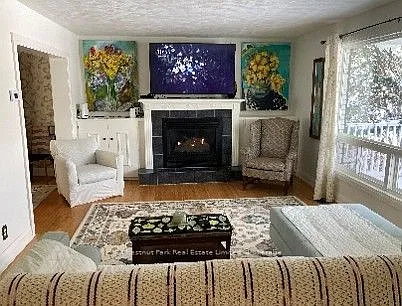 11 Auburn St — Photo 2