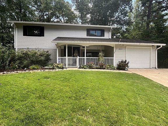 Inviting front porch with swing!