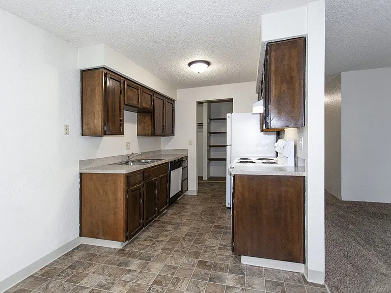 Lakeside Apartments — Photo 1