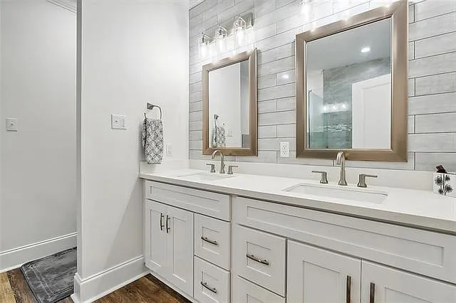 819 N Woodlawn Ave — Photo 9