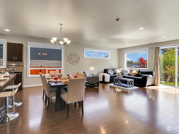 4th image of 10540 Meridian Place NE