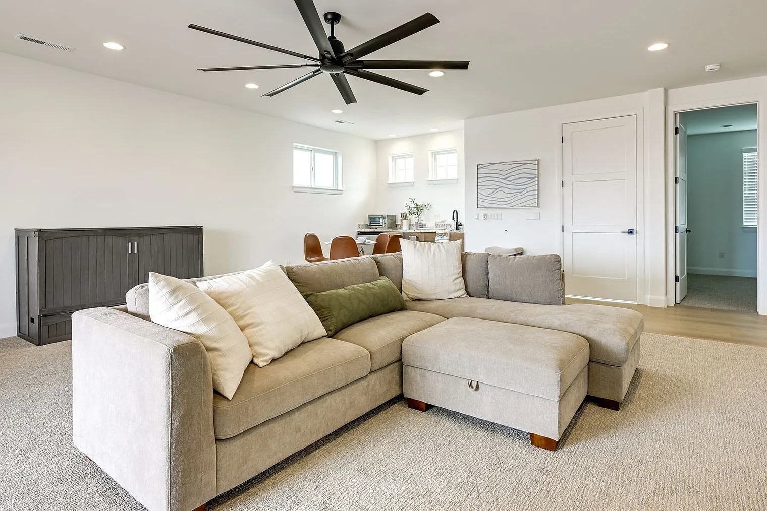 2 bed, 1.0 bath, 1399 sqft, $2,806 — Photo 3
